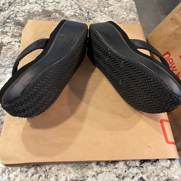 VOLATILE black platform wedge flip flops. 3” heel. - Picture 4 of 6